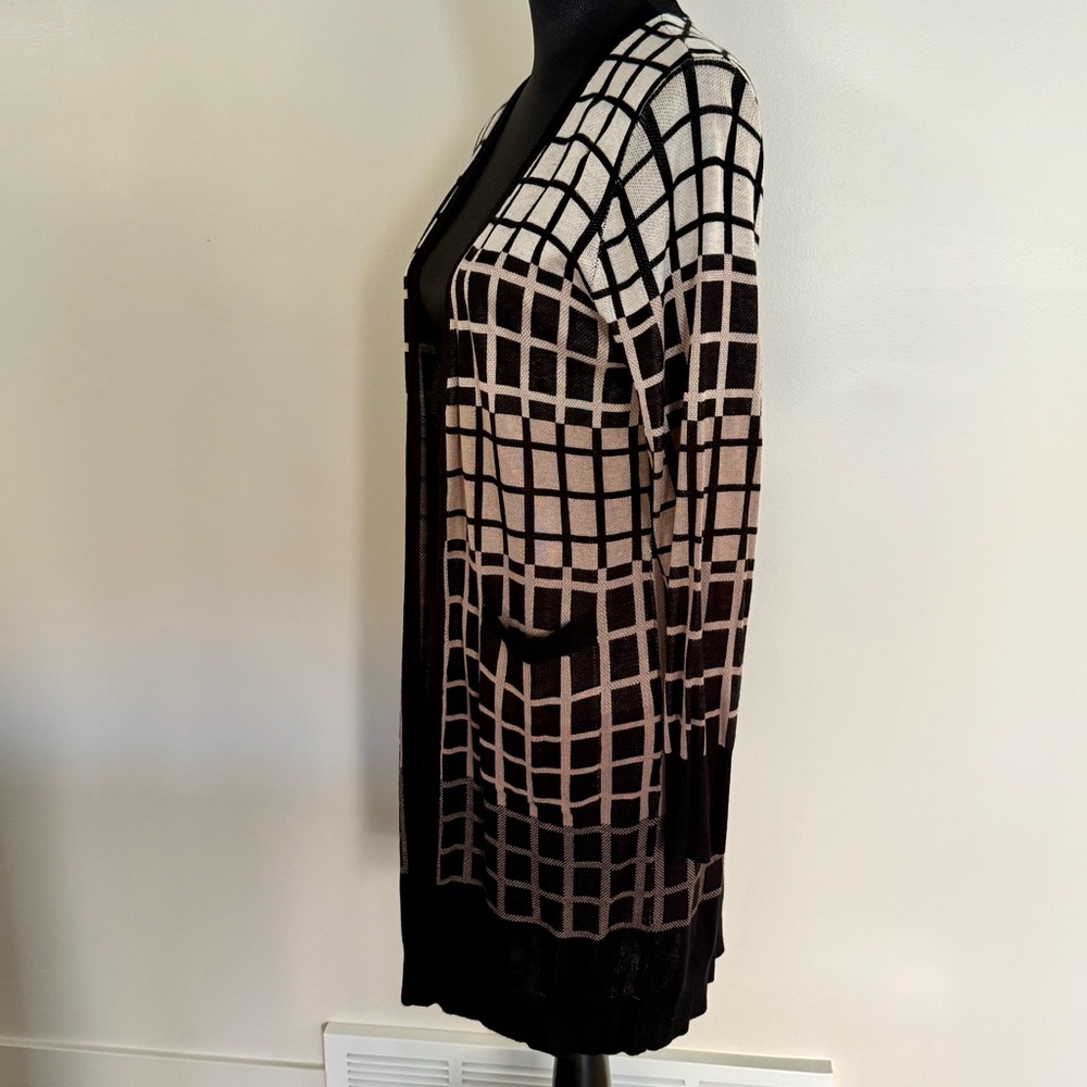 Elegant Black and Beige Grid Pattern Cardigan - Picture 2 of 7